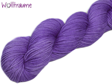 Lilly DK violett, handgefärbte Wolle von wollträume